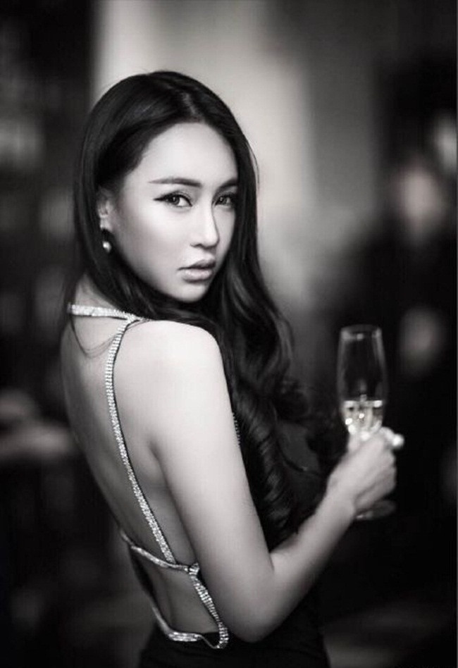 Sở hữu tới hơn 3,3 triệu lượt người theo dõi trên trang Weibo cá nhân, Di Nhã còn là một hot girl có ảnh hưởng lớn. Những hình ảnh, clip mà cô bạn đăng tải thường xuyên nhận được hàng trăm, hàng ngàn lượt thích và chia sẻ. Nhã