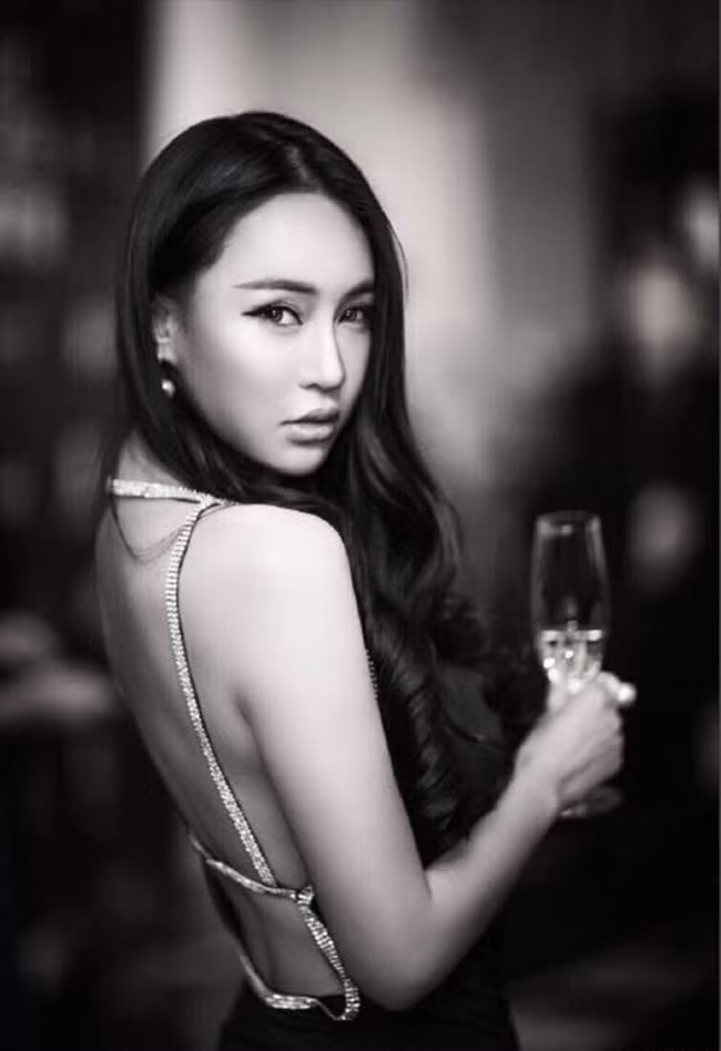 Sở hữu tới hơn 3,3 triệu lượt người theo dõi trên trang Weibo cá nhân, Di Nhã còn là một hot girl có ảnh hưởng lớn. Những hình ảnh, clip mà cô bạn đăng tải thường xuyên nhận được hàng trăm, hàng ngàn lượt thích và chia sẻ. Nhã