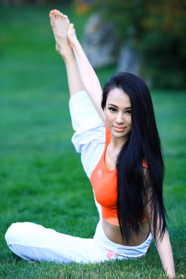 Là một trong những cô giáo Yoga nổi tiếng nhất Trung Quốc, Di Nhã còn được cư dân mạng nước này ưu ái gọi bằng những cái tên mỹ miều như Cô giáo Yoga đẹp nhất Trung Quốc, Đệ nhất mỹ nhân Yoga, Nữ thần Yoga quyến rũ... Nhã