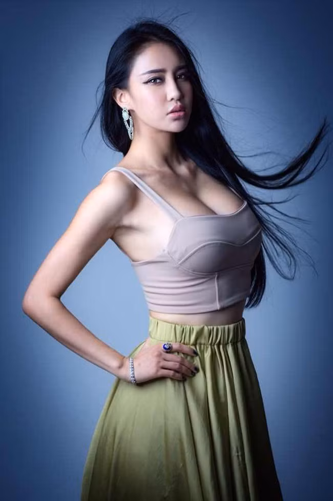 Mẫu Kỳ Di Nhã sinh năm 1992, là một trong những hot girl nổi tiếng nhất trên mạng xã hội Trung Quốc , cô được mệnh danh là "cô giáo Yoga xinh đẹp nhất Trung Quốc". Nhã