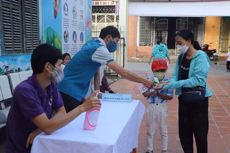 Phụ huynh phối hợp chặt chẽ với các nhà trường trong việc thông tin "2 chiều", tránh tình trạng để lây lan dịch bệnh trong trường học.