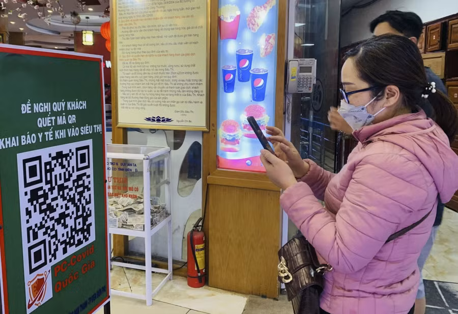 Việc chủ động quét mã QR đối với cán bộ, giáo viên và phụ huynh học sinh sẽ giúp việc sàng lọc, quản lý dịch bệnh thuận tiện, dễ dàng hơn. Ảnh: Minh Thùy.