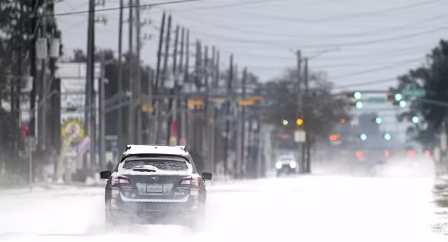 Video bão tuyết ở Texas khiến hàng triệu người Mỹ mất điện