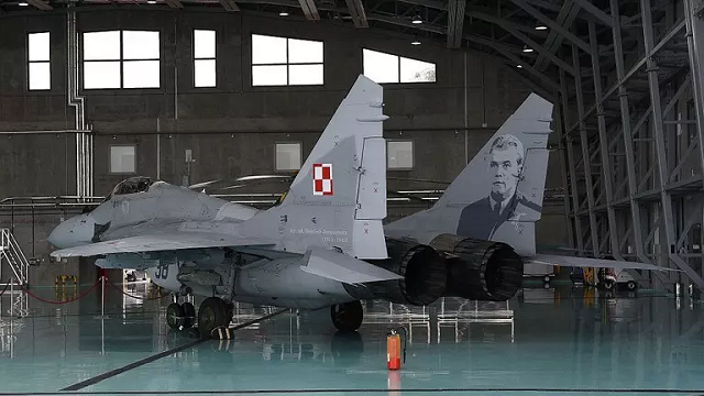 Một máy bay MiG-29 được trưng bày ở Warsaw, Ba Lan.