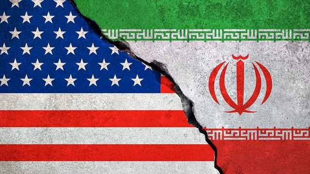 Hình ảnh cờ Mỹ (trái) và cờ Iran.