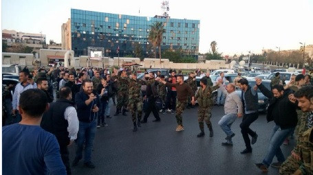 Người dân Syria xuống đường ủng hộ quân đội và ông Assad Người dân Syria xuống đường ủng hộ quân đội và ông Assad