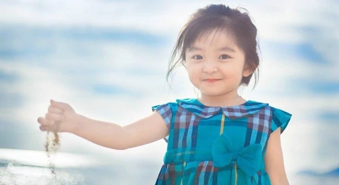 Bé gái 4 tuổi xinh như thiên thần gây chú ý trên mạng