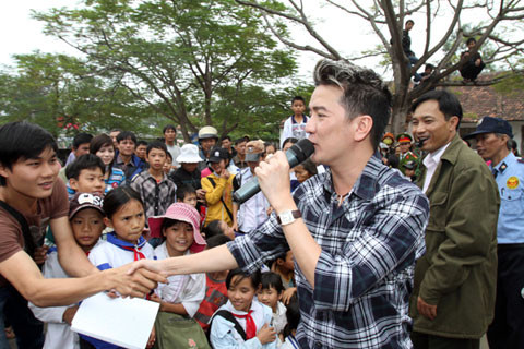 Bất chấp những scandal, Đàm Vĩnh Hưng vẫn chứng tỏ sức hút khó cưỡng khi xuất hiện trước công chúng Bất chấp những scandal, Đàm Vĩnh Hưng vẫn chứng tỏ sức hút khó cưỡng khi xuất hiện trước công chúng