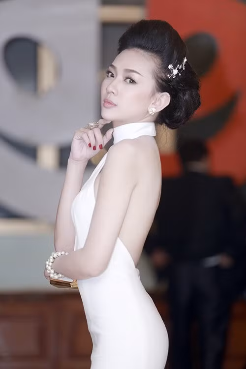 Sau Chít và Pi, ai cũng nghĩ Hồng Vân sẽ theo nghiệp diễn xuất. Tuy nhiên, cô lại rẽ hướng sang kinh doanh và làm người mẫu. Từ một cô bé dễ thương, đáng yêu, Hồng Vân "lột xác" hoàn toàn với hình ảnh trưởng thành và quyến rũ. Cô dần mất đi hình ảnh trong sáng ngày nào khi dính phải nghi án phẫu thuật thẩm mỹ. Hai năm trở lại đây, hot girl tái xuất với vai trò người mẫu ảnh, làm giám khảo một số cuộc thi. Dàn hot teen trong phim