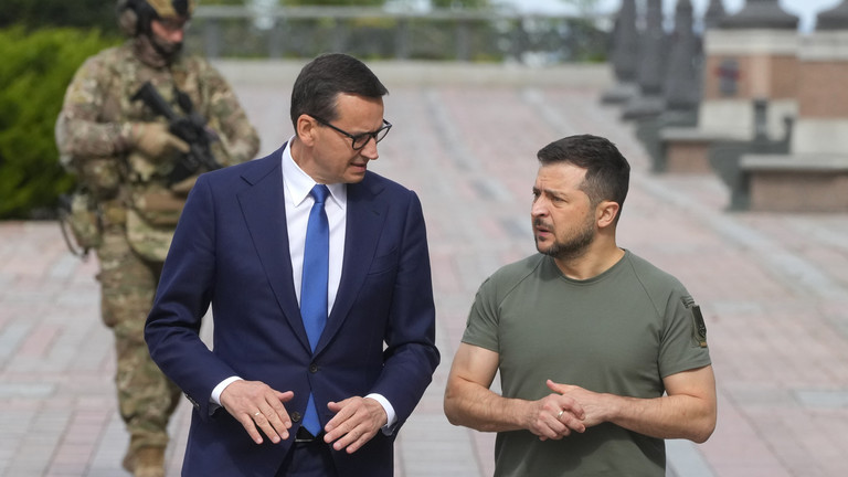 Tổng thống Ukraine Vladimir Zelensky và Thủ tướng Ba Lan Mateusz Morawiecki nói chuyện trong cuộc gặp ở Kiev, ngày 9/9/2022. (Ảnh: AP).