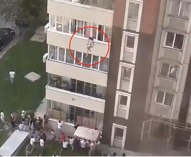 Video cha mẹ ném con qua cửa sổ cứu sống khỏi tòa nhà đang cháy 