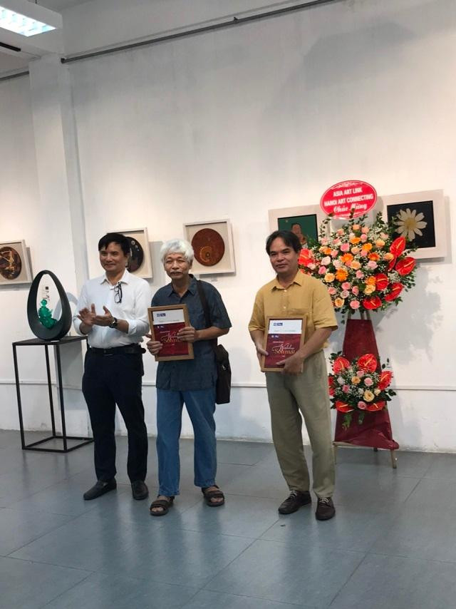 Hai chuyên gia và Hiệu trưởng Lê Quân Hai chuyên gia và Hiệu trưởng Lê Quân