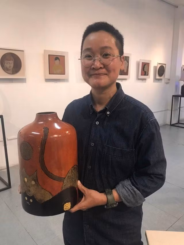 Giảng viên Chu Kim Ngân và một tác phẩm của mình