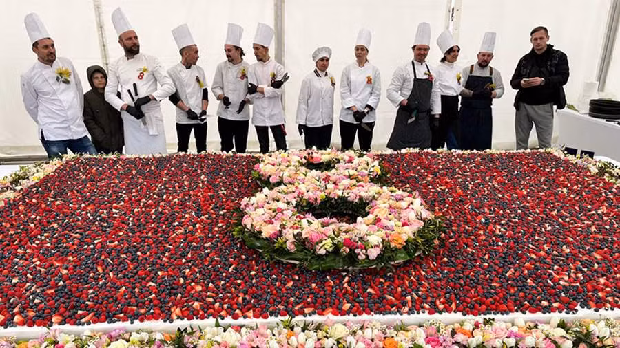 Bánh dâu xác lập kỷ lục thế giới ngày 8/3 