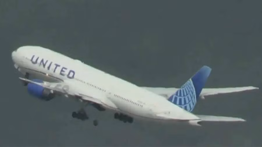 Boeing 777 bị rơi lốp