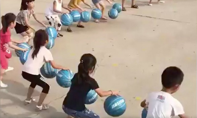 Ý kiến trái chiều xung quanh clip trẻ mẫu giáo nảy bóng với hàng chục triệu lượt xem