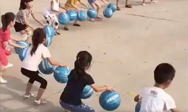 Ý kiến trái chiều xung quanh clip trẻ mẫu giáo nảy bóng với hàng chục triệu lượt xem