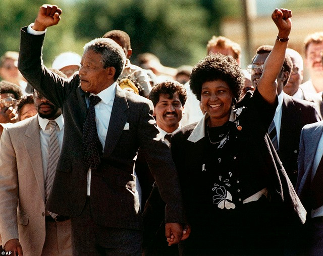 Ông Nelson Mandela và vợ Winnie, tay trong tay, giơ nắm đấm siết chặt khi được thả ra khỏi nhà tù Victor, Cape Town của Nam Phi.