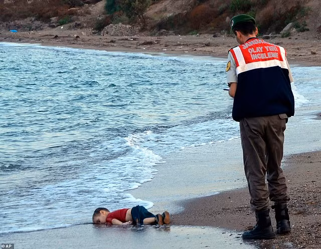 Hình ảnh thi thể cậu bé Aylan Kurdi 3 tuổi trên bờ biển, gần khu nghỉ mát Bodrum, Thổ Nhĩ Kỳ ngày 2 /9/2015. Một số người di cư được cho là đã chết và một số người mất tích sau khi những chiếc thuyền chở họ đến đảo Kos của Hy Lạp bị lật úp. Bức ảnh do nhà báo Thổ Nhĩ Kỳ Nilufer Demir chụp trên đã được đăng tải trên phương tiện truyền thông xã hội, thu hút hoạt động quyên góp lớn cho các tổ chức từ thiện giúp đỡ người di cư và người tị nạn. Số tiền quyên góp tăng gấp 15 lần trong vòng 24 giờ sau khi bức ảnh trên được công bố.