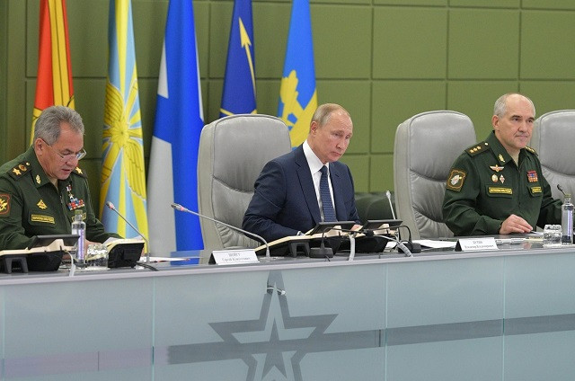 TT Nga Putin (giữa) giám sát cuộc tập trận. TT Nga Putin (giữa) giám sát cuộc tập trận.