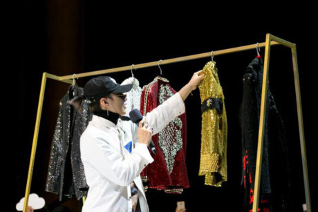 Sơn Tùng M-TP bị nghi vay mượn ý tưởng từ MV của G-Dragon để làm sân khấu họp fan - Ảnh 4 Son Tung M-TP bi nghi vay muon y tuong tu MV cua G-Dragon de lam san khau hop fan - Anh 4