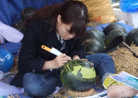 Doc dao dua hau tac khac hinh ga choi Tet - Anh 2