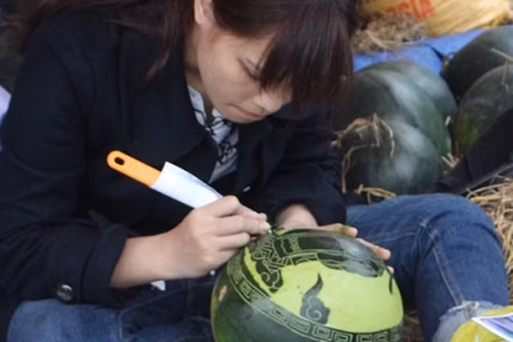 Độc đáo dưa hấu tạc khắc hình gà chơi Tết