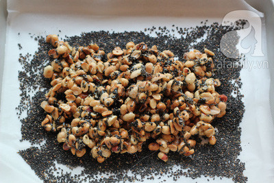 Cho đường vào chảo, thêm 3 muỗng canh nước. Đun lửa nhỏ, nấu cho đến khi đường vàng và hơi kẹo lại, Lưu ý không dùng muỗng khuấy. Bạn canh sao cho đường chuyển thành màu nâu vàng, cho 1 muỗng canh nước cốt chanh vào rồi cho lạc và 1/3 lượng vừng vào quậy nhanh tay sau đó đổ lên giấy nến. Tiếp theo rắc1/3 lượng vừng còn lại lên bề mặt. Bước này khá quan trọng. Nếu để đường quá kẹo thì rất khó cắt vì đường sẽ cứng rất nhanh.