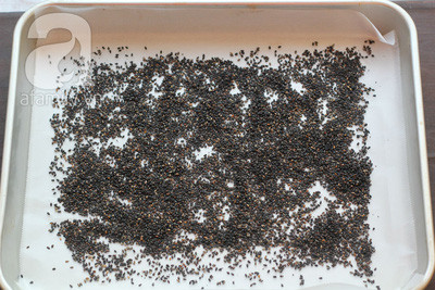 Lót giấy nến vào khay, rắc 1/3 lượng vừng lên giấy nến