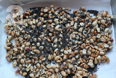 Dùng 1 tờ giấy nến khác phủ bề mặt kẹo rồi dùng chày cán thành một lớp phẳng. Dùng dao cắt kẹo thành những miếng nhỏ vừa ăn. Đợi nguội, có thể cho vào lọ có nắp đậy trữ. Khi ăn lấy ra dùng với trà nóng.