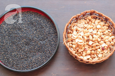 Lạc cho vào chảo, rang cho đến khi vàng, bóc vỏ. Vừng đen rang tới khi thấy mùi thơm thì tắt bếp.