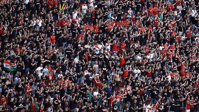 Người hâm mộ Hungary chờ đợi trận đấu bắt đầu ở bảng F, giải vô địch Euro 2020 giữa Hungary và Bồ Đào Nha tại sân vận động Ferenc Puskas hôm 15/6.