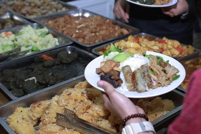 Quán ăn trả tiền tùy tâm, tặng sách Phật ở Hà Nội 