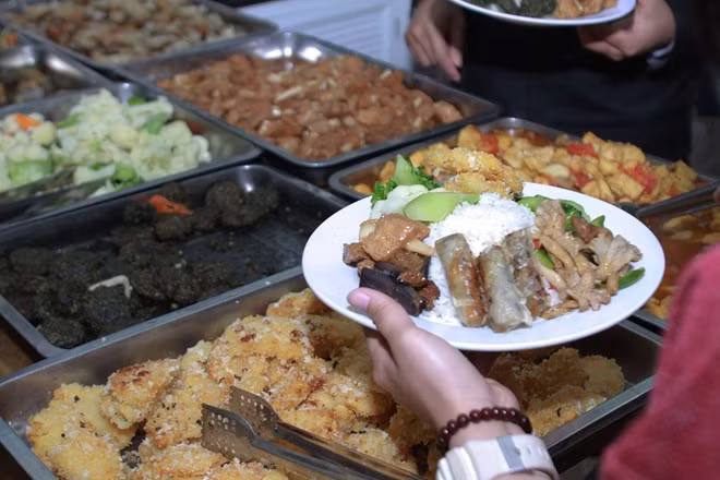 Món ăn được chế biến rất đẹp mắt. Ảnh: Ngọc Lan. Quán ăn trả tiền tùy tâm, tặng sách Phật ở Hà Nội