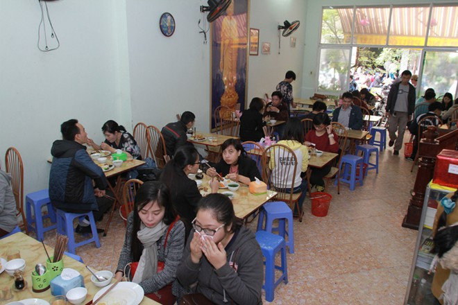 Quán ăn trả tiền tùy tâm, tặng sách Phật ở Hà Nội 