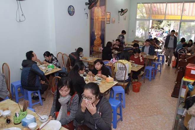 Nhiều người đến quán ăn từ sớm để xí chỗ. Ảnh: Ngọc Lan. Quán ăn trả tiền tùy tâm, tặng sách Phật ở Hà Nội