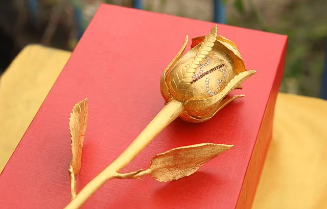 Giá một bông hồng được đúc bằng vàng này là 250 triệu đồng.
