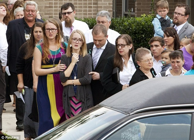 Cassidy Stay (giữa) là người sống sót duy nhất trong vụ thảm sát ở Texas tháng 7/2014. Ảnh: Reuters