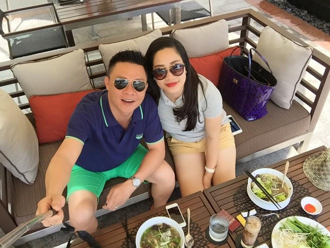 Vợ chồng BTV Quang Minh kỷ niệm 8 năm ngày cưới