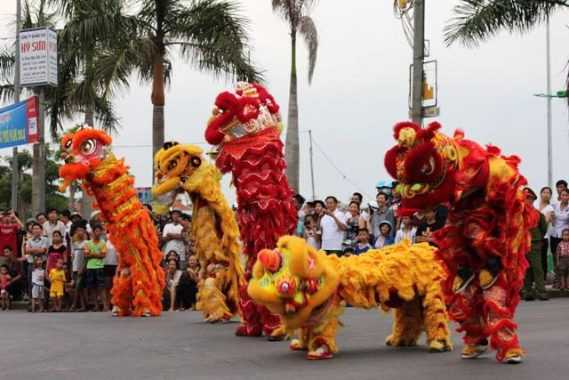 Lễ hội đường phố được tổ chức hàng năm rất thu hút được nhiều du khách đến TP Đồng Hới (Quảng Bình)