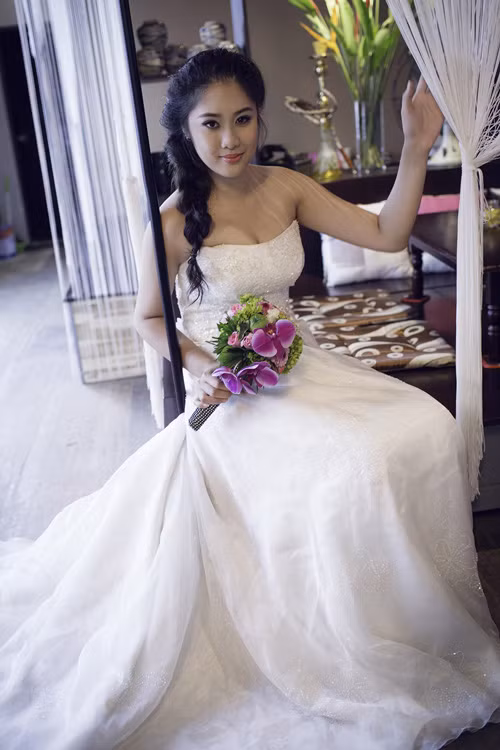 [CaptionXí ngầu con hồng vân Tên cúng cơm : Nguyễn Ngô Hoàng Châu DOB: 22/3/1994 Nghệ danh : Xí Ngầu Sở thích: Đi nhảy, bơi lội, xem kịch, xem phim, nghe nhạc phòng trà, lái xe tốc độ cao, bắn súng, đọc sách và dành thời gian chiêm nghiệm mọi thứ xung quanh. Ước mơ: Sẽ trở thành người phụ nữ thành đạt, có xe có nhà trước khi lập gia đình. Đang học tại trường: California State University of Fullerton