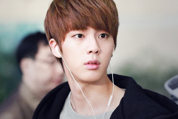 Jin là visual của nhóm BTS, có bờ vai rộng quyến rũ, gương mặt nam tính và nụ cười ấm áp. 9-than-tuong-co-dung-mao-nhu-hoa-trong-boygroup-han-1