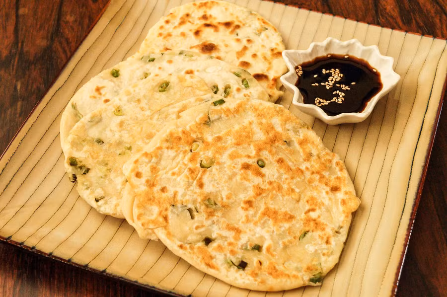 Bing, Trung Quốc: Bing là loại bánh pancake phổ biến nhất ở Trung Quốc, làm từ bột mì, rán mỏng cuộn với thịt vịt và hành lá. Nếu bánh dày hơn thì bên trong có trứng và thịt. Ảnh: Tarasmulticulturaltable.