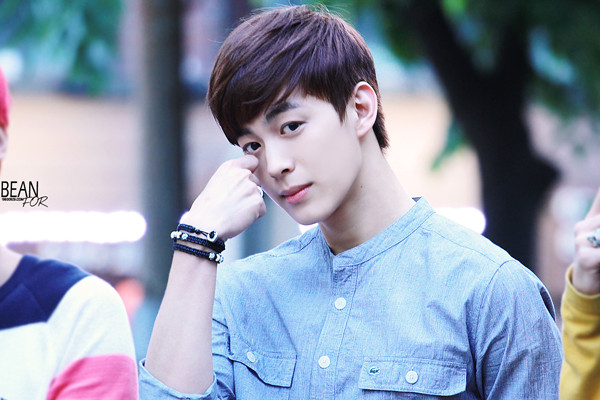 Hong Bin là visual của nhóm VIXX, có hai lúm đồng tiền dễ thương và đôi mắt ngây thơ. Khuôn mặt của Hong Bin từng được nhận xét là có nét giống tài tử Won Bin và ca sĩ Se7en. 9-than-tuong-co-dung-mao-nhu-hoa-trong-boygroup-han-2