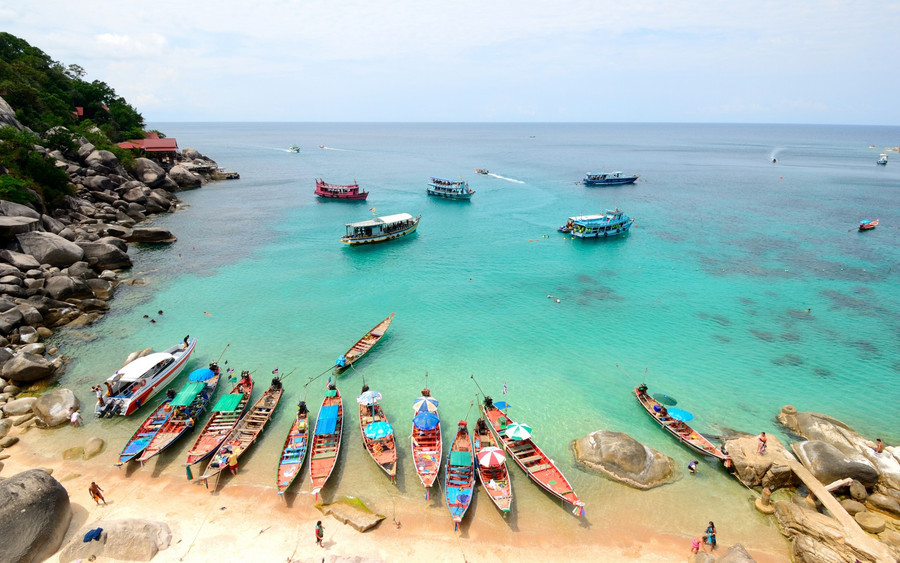 Koh Tao (Thái Lan) không chỉ sở hữu những bãi biển đẹp mà còn có dịp vụ lặn cùng cá mập voi thú vị. Ngoài ra còn có các địa điểm hấp dẫn không kém khác như đảo Útila (Cộng hòa Honduras), rạn san hô Ningaloo (Úc). Ảnh: Roughguides.