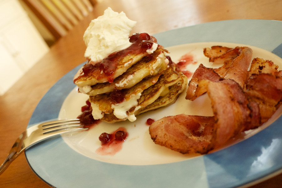 Raggmunk, Thụy Điển: Đây là món ăn yêu thích nhất của người Thụy Điển - bánh pancake khoai tây, được rán bằng bơ và ăn kèm cùng thịt lợn trán và mứt lingonberry. Ảnh: Mittsvenskaliv. Raggmunk, Thụy Điển: Đây là món ăn yêu thích nhất của người Thụy Điển - bánh pancake khoai tây, được rán bằng bơ và ăn kèm cùng thịt lợn trán và mứt lingonberry. Ảnh: Mittsvenskaliv.