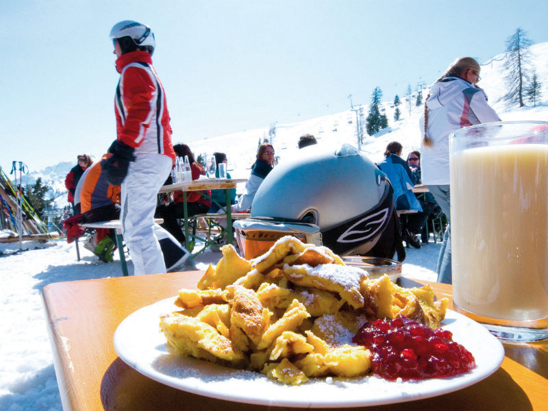 Kaiserschmarrn, Áo: Đây là món bánh trứng rán. Bột mì được trộn cùng đường và trứng, sau đó chiên bằng bơ. Món bánh này sẽ rất ngon khi ăn cùng trái cây tươi. Ảnh: Tyrol. Kaiserschmarrn, Áo: Đây là món bánh trứng rán. Bột mì được trộn cùng đường và trứng, sau đó chiên bằng bơ. Món bánh này sẽ rất ngon khi ăn cùng trái cây tươi. Ảnh: Tyrol.