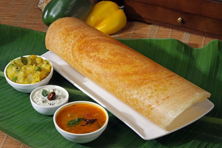 Dosas, Nam Á: Những chiếc bánh dosa mỏng, thơm, giòn được làm từ bột gạo lên men và đậu lăng. Người Ấn Độ thường ăn bánh này vào buổi sáng cùng với một số loại rau củ như khoai tây tẩm gia vị. Ảnh: Breathebooks.