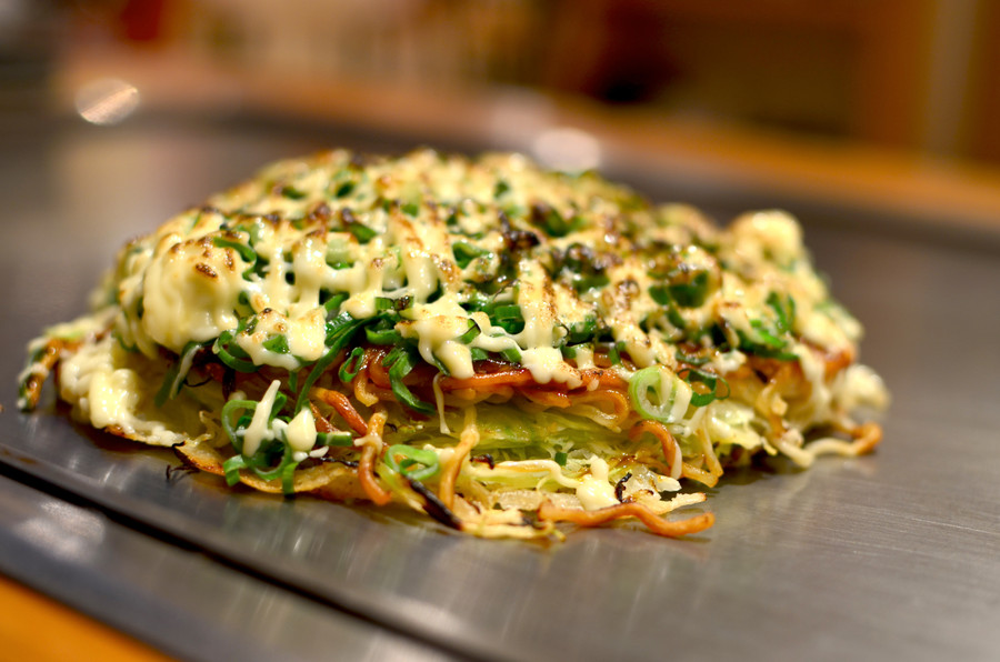 Okonomiyaki, Nhật Bản: Chiếc bánh làm từ bột, trứng kết hợp với rau bắp cải và thêm những gì bạn thích, từ bạch tuộc với phô mai. Sau đó rán và rắc thêm chút gừng ngâm, sốt mayonnaise. Chiếc bánh này còn được biết đến là “Pizza Nhật”. Ảnh: Omnomculture. Okonomiyaki, Nhật Bản: Chiếc bánh làm từ bột, trứng kết hợp với rau bắp cải và thêm những gì bạn thích, từ bạch tuộc với phô mai. Sau đó rán và rắc thêm chút gừng ngâm, sốt mayonnaise. Chiếc bánh này còn được biết đến là “Pizza Nhật”. Ảnh: Omnomculture.