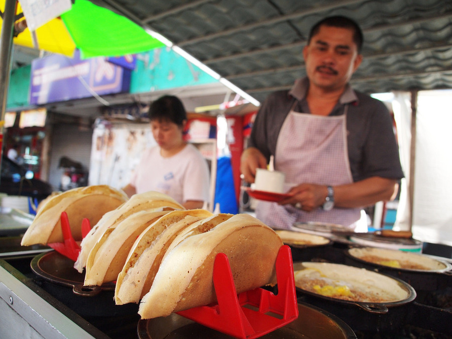 Apam Balik, Đông Nam Á: Những chiếc bánh này rất dễ tìm thấy tại những quầy ăn nhanh trên phố ở Malaysia, Singapore và Indonesia. Bên trong chiếc bánh có thể là đậu phộng bơ đường, vừng và chocolate. Ảnh: Flickr. Apam Balik, Đông Nam Á: Những chiếc bánh này rất dễ tìm thấy tại những quầy ăn nhanh trên phố ở Malaysia, Singapore và Indonesia. Bên trong chiếc bánh có thể là đậu phộng bơ đường, vừng và chocolate. Ảnh: Flickr.